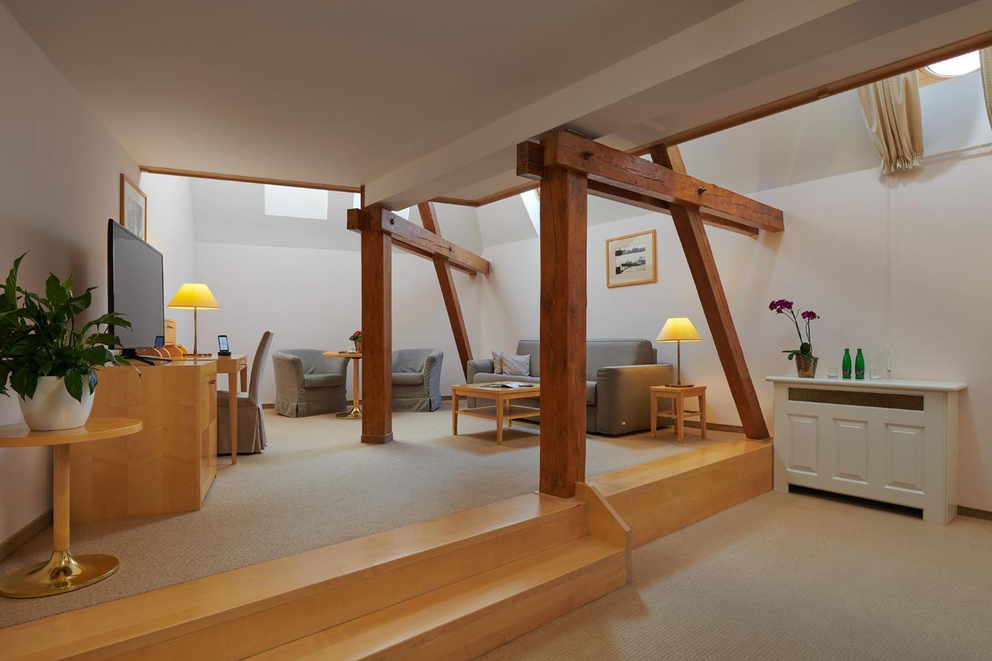 Attic Junior Suite,1209782653:JPEG
