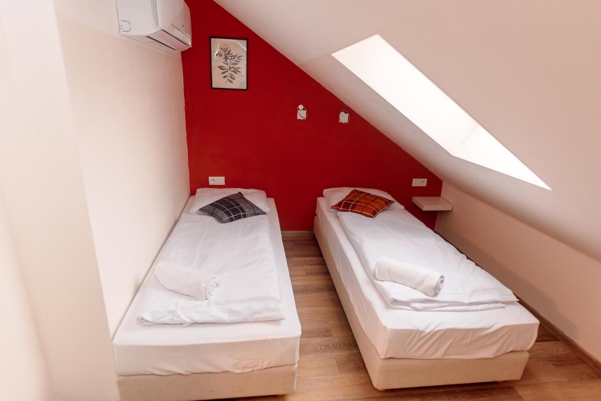 Private Room 2 Beds